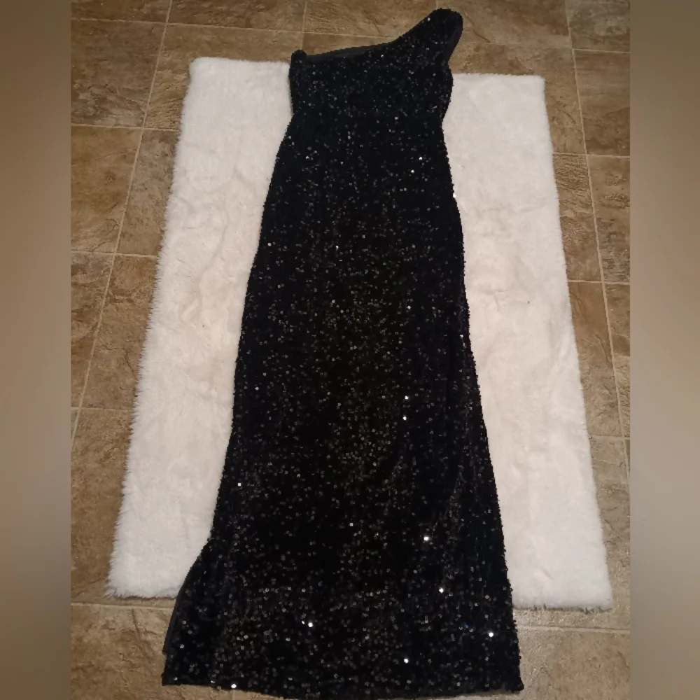 Beautiful gown - Picture 6 of 7